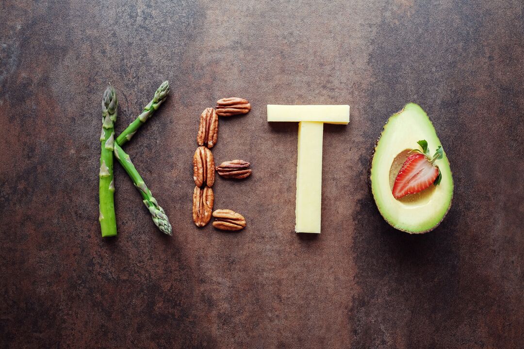 Dieta ketonowa to wzrost tłuszczu i białka na tle gwałtownej redukcji węglowodanów. 