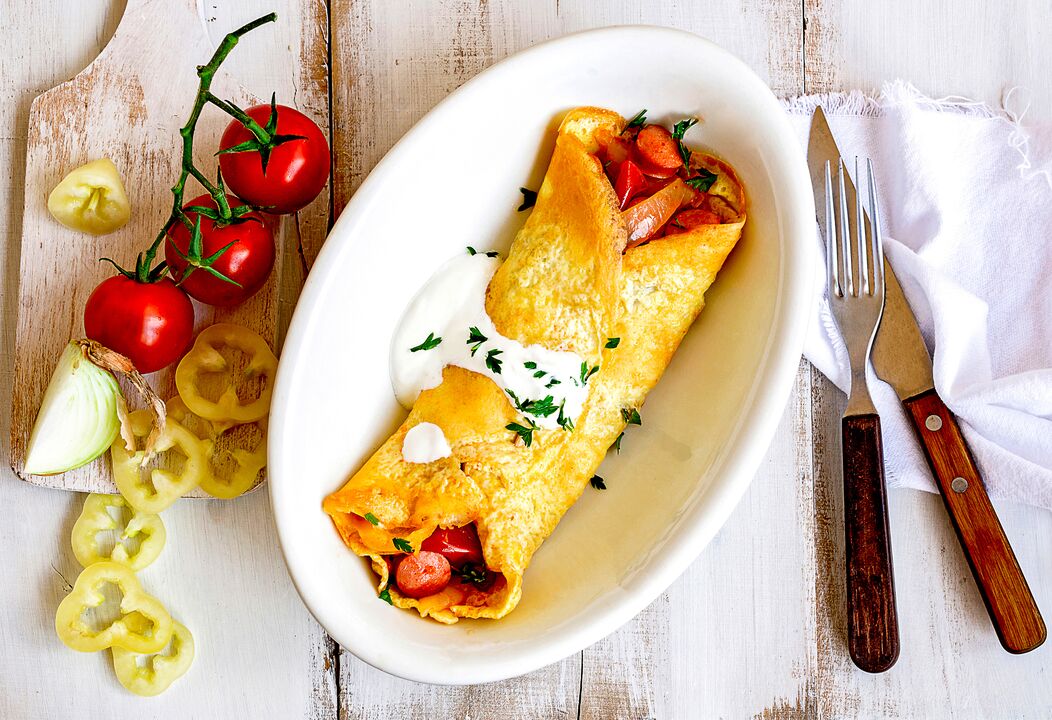 Na śniadanie ci, którzy chudną na diecie keto, jedzą omlet z serem, warzywami i szynką
